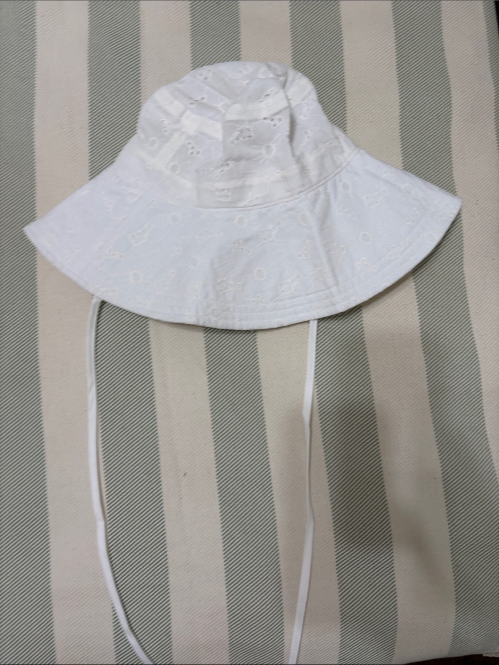 White Eyelet Sun Hat for women with French Chin Ties- nwot